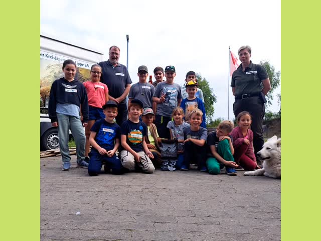 FERIENSPIELE 2025 In Kooperation mit der KJS Lippe, dem Brüntorfer Jagdbeständern und Rudolf Alteheld fanden die diesjährigen Ferienspiele an der Grillhütte des Rad & Wandervereins Brüntorf statt. Heike Wolf als erfahrene Aktive in der Rollenden Waldschule hat mich während der 3 Tage unterstützt. Ich hatte mir ein spannendes und abwechslungsreiches Programm für die 15 Kids ausgedacht: Anna von der @falknereigreifenherz hat uns ihren Uhu und den Harris Hawk vorgestellt, gemeinsames Kochen am Lagerfeuer, Basteln, Wildtierkunde, Angeln, Rehfiepen bauen, durch den Wald laufen, Amphibien und Krebse entdecken, uvm. Die Kinder waren toll und es hat sehr viel Spaß gemacht.
#Apfelkamp #wildnishandwerk #bne #outdoor #naturmaterialien #lernortnatur #naturschule #wildnispädagogik #naturpädagogik #bushcrafting #lemgo #matorf #wildtiere #mitallensinnen #hermshof #jensfinke #schweisshunde #angeln #Forellen #brüntorf #amphibien